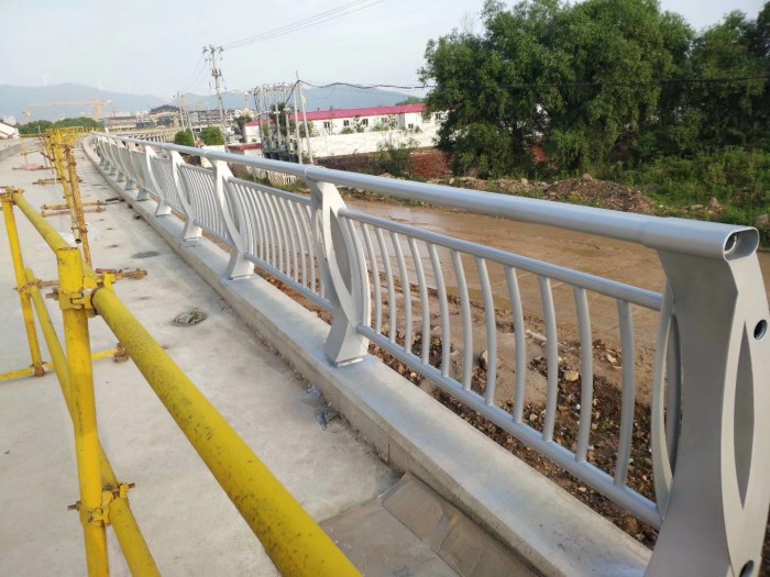 橋梁護(hù)欄施工應(yīng)有哪些安全保證措施