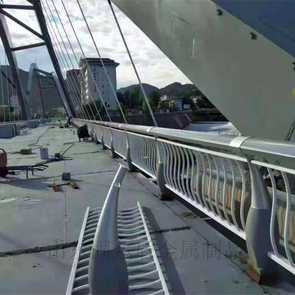 鋁合金護(hù)欄